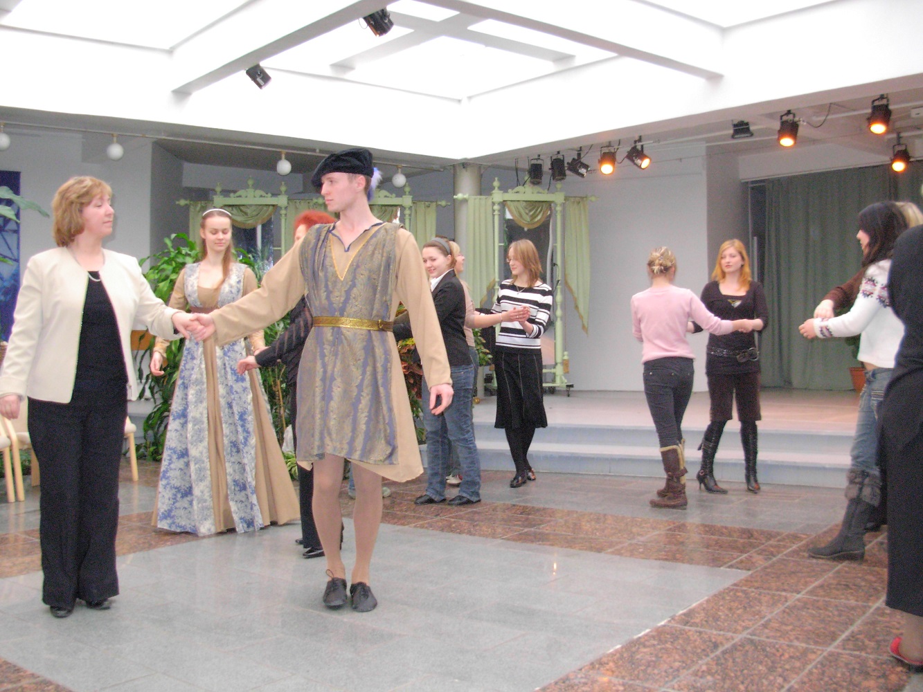 Как танцевали жители Старого Ревеля. Февраль 2011 г., Зимний сад Национальной оперы «Эстония».
